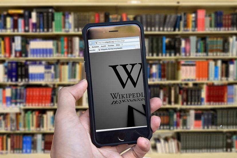 Википедия становится платной: кому придётся потратиться на информацию