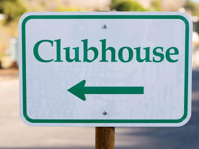 Clubhouse скоро позволит закреплять ссылки в верхней части «комнат»