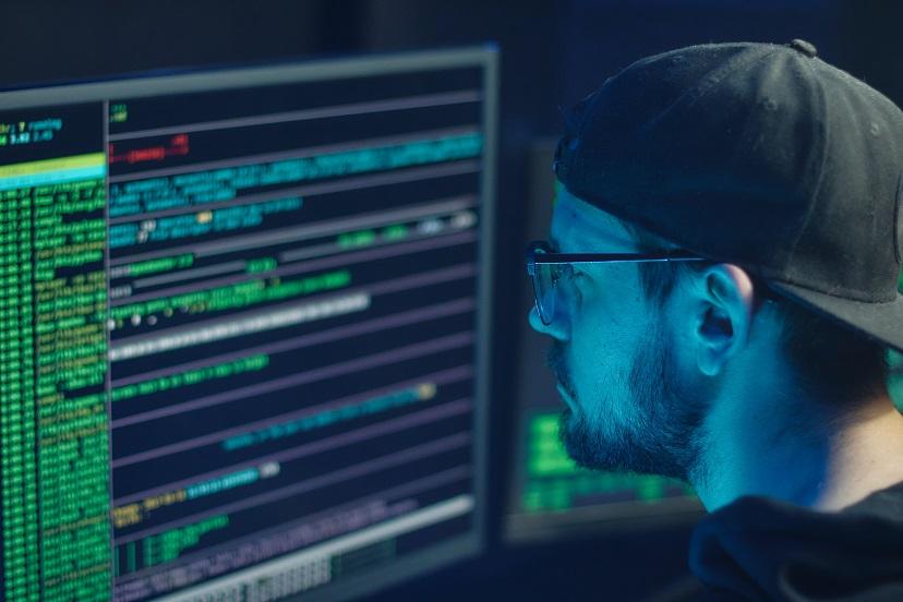 Хакер крадёт данные из частных репозиториев кода