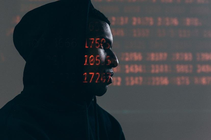 Хакер оставляет скрытые сообщения своим преследователям